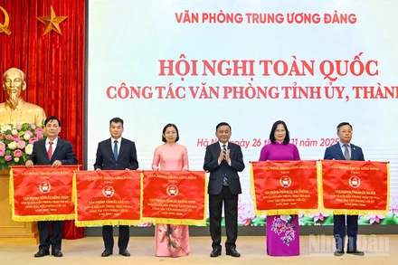 Thường trực Ban Bí thư Trần Cẩm Tú trao Cờ thi đua của Văn phòng Trung ương Đảng tặng các tập thể tại hội nghị.