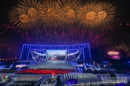 Pháo hoa rực sáng trên bầu trời Thủ đô Hà Nội chào mừng thành công Đại hội đại biểu toàn quốc lần thứ XIV Đảng Cộng sản Việt Nam.