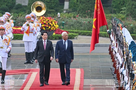 Chủ tịch nước Lương Cường và Chủ tịch Hội đồng châu Âu Antonio Costa duyệt Đội Danh dự Quân đội nhân dân Việt Nam tại lễ đón.