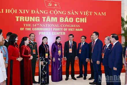 Các đại biểu tỉnh Đồng Nai trao đổi bên lề phiên làm việc. (Ảnh: DUY LINH)