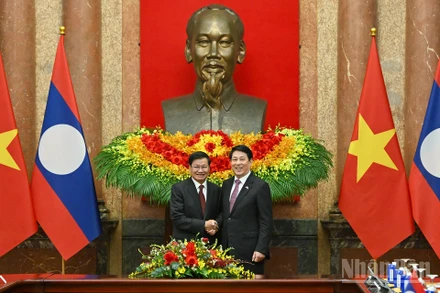 Chủ tịch nước Lương Cường và Tổng Bí thư, Chủ tịch nước Lào Thongloun Sisoulith. (Ảnh THỦY NGUYÊN)
