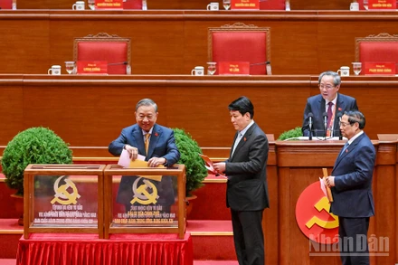 Tổng Bí thư Tô Lâm, Chủ tịch nước Lương Cường, Thủ tướng Phạm Minh Chính bỏ phiếu Bầu Ban Chấp hành Trung ương khóa XIV. (Ảnh ĐĂNG KHOA)