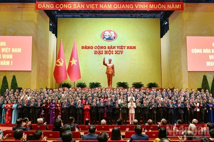 Ban Chấp hành Trung ương Đảng Cộng sản Việt Nam khoá XIV ra mắt Đại hội. (Ảnh DUY LINH)