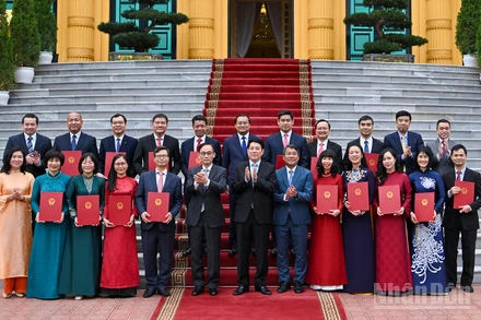 Chủ tịch nước Lương Cường cùng các Đại sứ được bổ nhiệm và đại biểu tại buổi lễ.