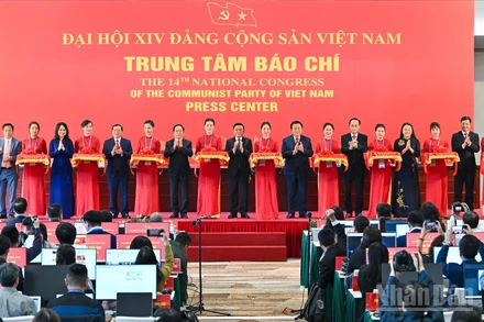Thường trực Ban Bí thư Trần Cẩm Tú cùng các đại biểu cắt băng khai trương Trung tâm Báo chí Đại hội XIV của Đảng.