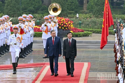 Tổng Bí thư Tô Lâm và Tổng Bí thư, Chủ tịch nước Lào Thongloun Sisoulith duyệt Đội Danh dự Quân đội nhân dân Việt Nam.