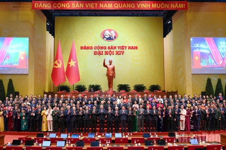 Các đồng chí lãnh đạo Đảng, Nhà nước với các đại biểu tại phiên thảo luận tại hội trường về các Văn kiện Đại hội. (Ảnh: ĐĂNG KHOA)