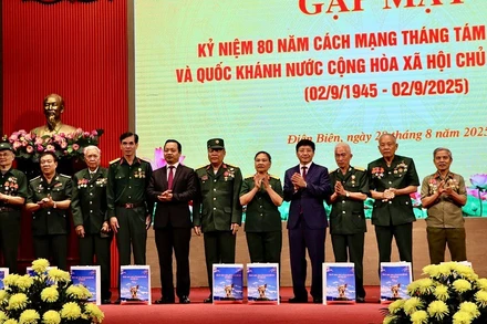 Các đồng chí lãnh đạo Tỉnh ủy Điện Biên trao quà tặng các cựu chiến binh, chiến sĩ Điện Biên năm xưa.