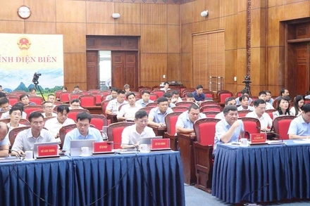 Lãnh đạo Ủy ban nhân dân tỉnh Điện Biên và đại diện lãnh đạo các sở, ngành tiếp nhận kiến nghị, đề xuất của cấp xã, phường. 