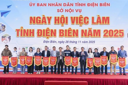 Các đồng chí lãnh đạo tỉnh Điện Biên, lãnh đạo Sở Nội vụ tỉnh Điện Biên trao Cờ lưu niệm tặng các đơn vị tham gia Ngày hội Việc làm năm 2025 tại tỉnh Điện Biên.