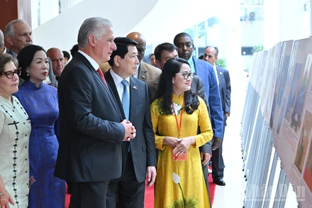 Chủ tịch nước Lương Cường và Phu nhân cùng Bí thư Thứ nhất, Chủ tịch nước Cộng hòa Cuba Miguel Diaz Canel Bermudez và Phu nhân tham quan triển lãm ảnh tại lễ kỷ niệm.
