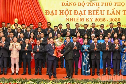 Chủ tịch nước Lương Cường trao Quyết định của Bộ Chính trị và tặng hoa chúc mừng Ban Chấp hành Đảng bộ tỉnh Phú Thọ nhiệm kỳ 2025-2030.