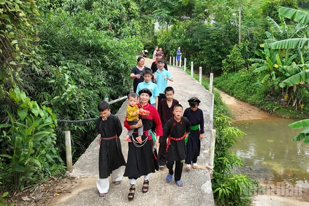 Cô Hoàng Thị Vỵ dẫn các em ra ngoài học trải nghiệm.