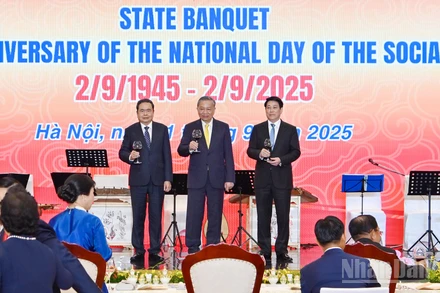 Tổng Bí thư Tô Lâm, Chủ tịch nước Lương Cường, Chủ tịch Quốc hội Trần Thanh Mẫn thực hiện nghi thức chúc rượu tại buổi chiêu đãi. 