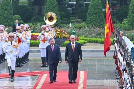 Tổng Bí thư Tô Lâm và Bí thư Thứ nhất, Chủ tịch nước Cuba Miguel Diaz-Canel Bermudez duyệt Đội Danh dự Quân đội nhân dân Việt Nam.