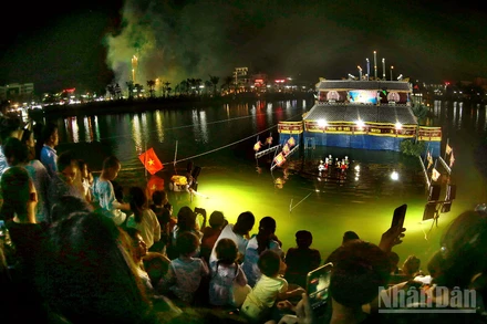 Toàn cảnh buổi biểu diễn rối nước tại ngày hội của địa phương.