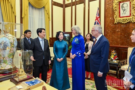 Chủ tịch nước Lương Cường cùng Phu nhân và Toàn quyền Australia Sam Mostyn cùng Phu quân trao tặng phẩm tại chiêu đãi.