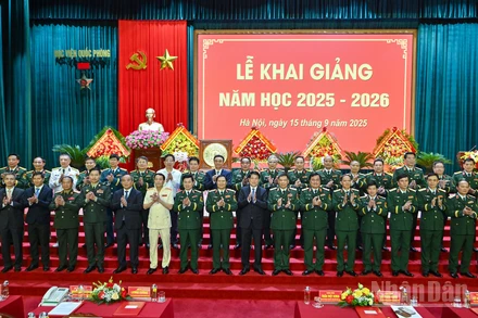 Chủ tịch nước Lương Cường với các đồng chí lãnh đạo Bộ Quốc phòng, Học viện Quốc phòng và đại biểu tại lễ khai giảng.