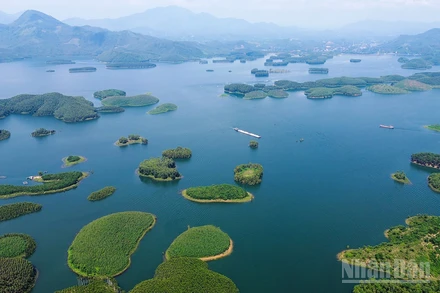 Với trên 1.300 hòn đảo lớn nhỏ, hồ Thác Bà được ví như Vịnh Hạ Long trên núi, sẽ trở thành khu trung tâm du lịch xanh của vùng Tây Bắc.