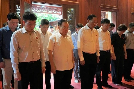 Đồng chí Trần Quang Phương và Đoàn công tác dâng hương tưởng niệm Đại tướng Võ Nguyên Giáp tại Nhà tưởng niệm Đại tướng Võ Nguyên Giáp thuộc Khu di tích Sở Chỉ huy chiến dịch Điện Biên Phủ. 