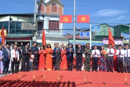 Các đồng chí lãnh đạo tỉnh Điện Biên cùng gia đình cố nhà văn Hữu Mai chứng kiến lễ gắn biển đặt tên cho tuyến đường mang tên nhà văn Hữu Mai tại phường Mường Thanh.