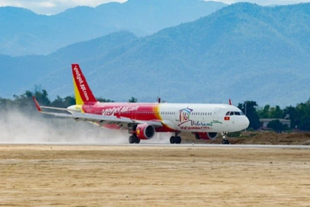 Tàu bay của Hãng Hàng không Vietjet tại sân bay Điện Biên Phủ.
