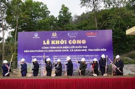 Các đại biểu cùng nhân dân xã Sáng Nhè thực hiện nghi thức khởi công xây dựng công trình đưa điện lưới quốc gia về Phảng Củ, Háng Chua. (Ảnh: THU TRANG)