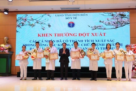 Đồng chí Phạm Giang Nam, Giám đốc Sở Y tế tỉnh Điện Biên trao Bằng khen của Chủ tịch Ủy ban nhân dân tỉnh Điện Biên và Giấy khen của Sở Y tế tặng các cá nhân có thành tích cứu chữa, phẫu thuật người bệnh. 