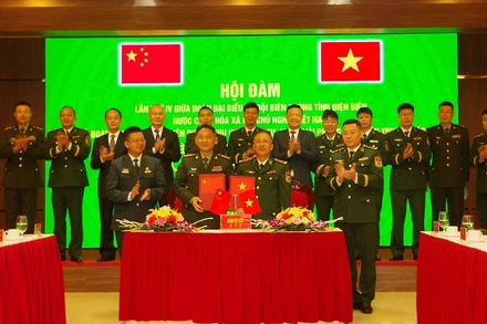 Đại diện Đoàn đại biểu Bộ đội Biên phòng tỉnh Điện Biên và Đoàn đại biểu Bộ đội Biên phòng khu vực Mông Tự trao biên bản ký kết tại hội đàm.