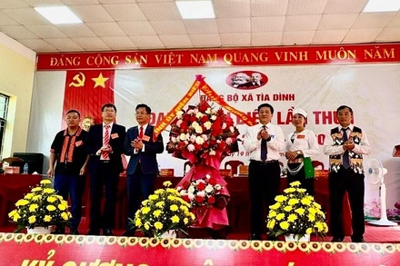 Đồng chí Lò Văn Phương, Ủy viên Ban Thường vụ Tỉnh ủy, Chủ tịch Hội đồng nhân dân tỉnh Điện Biên, tặng hoa chúc mừng Đại hội Đại biểu Đảng bộ xã Tìa Dình, tỉnh Điện Biên.