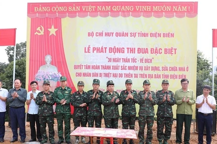 Đại tá Nguyễn Trung Đắc cùng đại diện lãnh đạo các đơn vị, chính quyền các xã: Xa Dung, Na Son, Tìa Dình, Phình Giàng chứng kiến các đơn vị biểu thị quyết tâm thi đua làm nhà ở cho nhân dân vùng thiên tai.