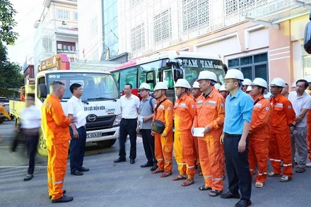 Đồng chí Trần Đức Dũng, Giám đốc Công ty Điện lực Điện Biên căn dặn, giao nhiệm vụ cho các thành viên Tổ xung kích lên đường về Hà Tĩnh hỗ trợ khắc phục thiệt hại do cơn bão số 10.