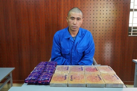 Đối tượng Tráng A Páo cùng tang vật tại cơ quan công an. (Ảnh: CÔNG AN ĐIỆN BIÊN)