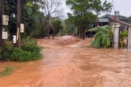 Các bản ở vùng cao Điện Biên đang bị ngập trong nước.