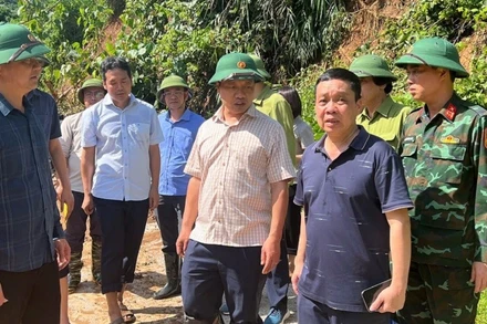 Các đồng chí lãnh đạo tỉnh Điện Biên cùng lãnh đạo xã Na Son trực tiếp chỉ đạo khắc phục hậu quả lũ quét tại địa bàn.