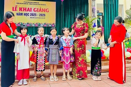 Cô, trò Trường phổ thông dân tộc bán trú tiểu học Trần Văn Thọ (xã Mường Nhé, tỉnh Điện Biên) trong lễ khai giảng năm học mới.