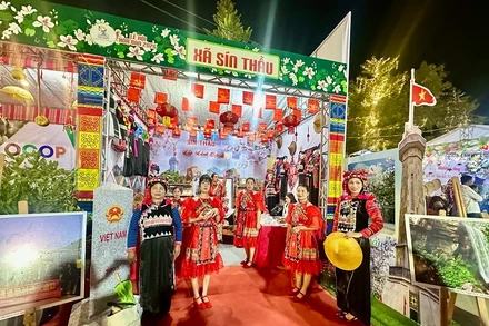 Không gian trưng bày văn hóa của xã biên giới Sín Thầu - nơi có cột mốc số 0 và cột cờ A Pa Chải, thu hút đông đảo nhân dân, du khách tham quan, trải nghiệm.