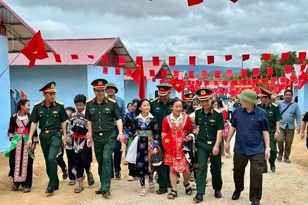 Các đồng chí lãnh đạo tỉnh Điện Biên cùng cán bộ, chiến sĩ lực lượng vũ trang tỉnh Điện Biên chung vui với bà con dân bản Háng Pu Xi (xã Xa Dung, tỉnh Điện Biên) khi được nhận nhà ở mới sau thiên tai, bão lũ.