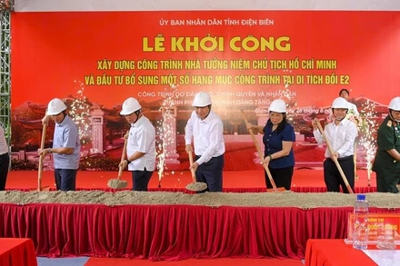 Bí thư Tỉnh ủy Trần Quốc Cường cùng các đại biểu thực hiện nghi thức khởi công công trình. 