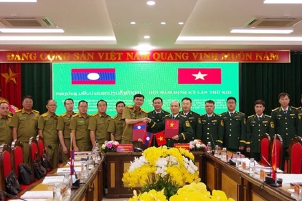 Đại tá Vừ A Khua, Phó Chỉ huy trưởng Ban Chỉ huy Bộ đội Biên phòng tỉnh Điện Biên và Đại tá Pạ Sợt Phổn Mạ Lắt, Phó Giám đốc Ty An ninh tỉnh Luang Prabang trao biên bản ghi nhớ hội đàm. (Ảnh: ANH DŨNG)