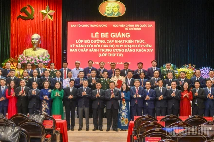 Thường trực Ban Bí thư Trần Cẩm Tú cùng các đại biểu và các đồng chí học viên tại lễ bế giảng.