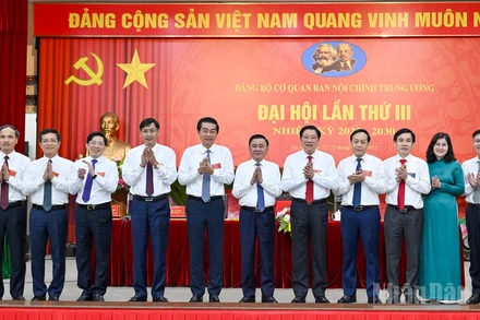 Thường trực Ban Bí thư Trần Cẩm Tú, Trưởng Ban Nội chính Trung ương Phan Đình Trạc cùng các đại biểu và đảng viên của Đảng bộ Cơ quan Ban Nội chính Trung ương tại Đại hội.