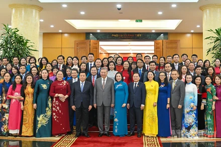 Tổng Bí thư Tô Lâm cùng các đại biểu tại buổi gặp mặt.