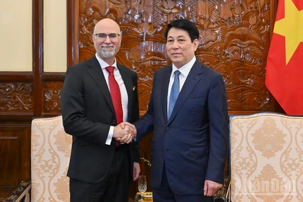 Chủ tịch nước Lương Cường và Đại sứ Canada Shawn Perry Steil tại buổi tiếp.