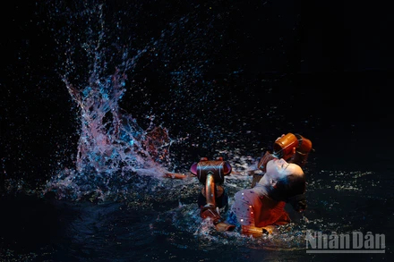 Khi tiếng nước bắt đầu vỡ òa và ánh sáng xuyên qua bóng tối, khán giả như bước vào một giấc mơ - nơi nghệ thuật múa rối không còn bị giới hạn. Rối Mơ là một cuộc thể nghiệm táo bạo, nơi những nghệ sĩ trẻ sống trọn từng khoảnh khắc trên sân khấu.