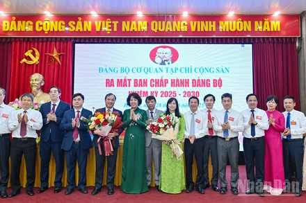 Phó Bí thư Đảng ủy các cơ quan Đảng Trung ương Nguyễn Thị Hoàng Vân tặng hoa chúc mừng Ban Chấp hành Đảng bộ cơ quan Tạp chí Cộng sản, nhiệm kỳ 2025-2030.