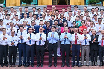 Chủ tịch nước Lương Cường với các nghệ nhân làng nghề tiêu biểu toàn quốc và các đại biểu tại buổi gặp mặt.