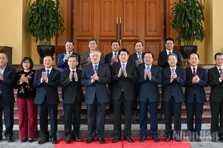 Chủ tịch nước Lương Cường với các đại biểu tại phiên họp.