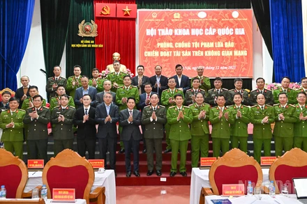 Các đại biểu tại Hội thảo khoa học cấp quốc gia “Phòng, chống tội phạm lừa đảo chiếm đoạt tài sản trên không gian mạng”.