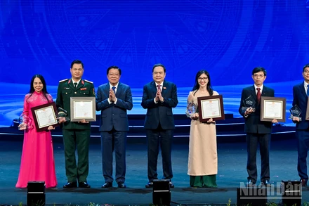 Chủ tịch Quốc hội Trần Thanh Mẫn và Trưởng Ban Nội chính Trung ương Phan Đình Trạc trao giải A cho các tác giả, đại diện nhóm tác giả đạt giải.